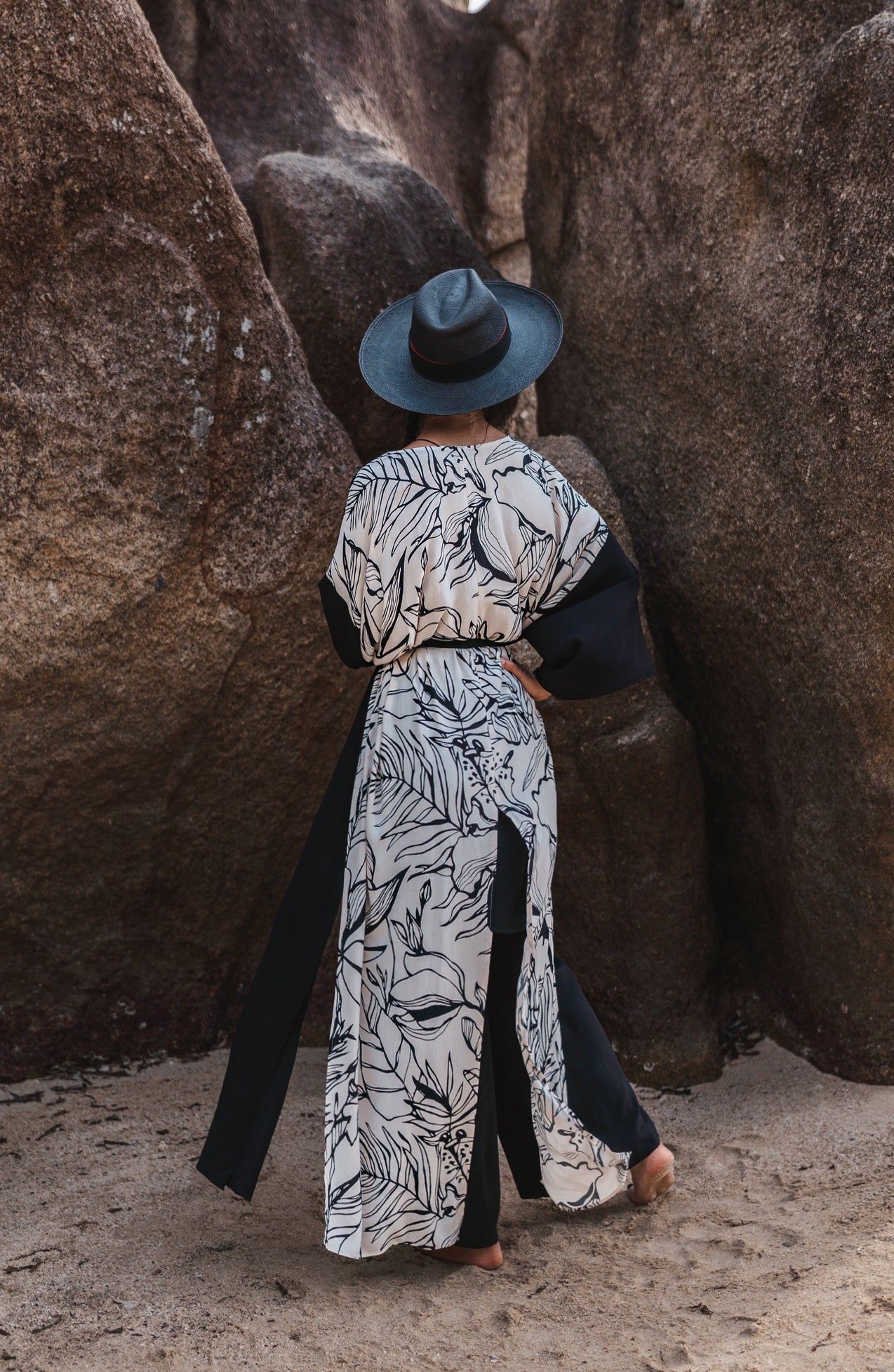 Women black maxi kimono