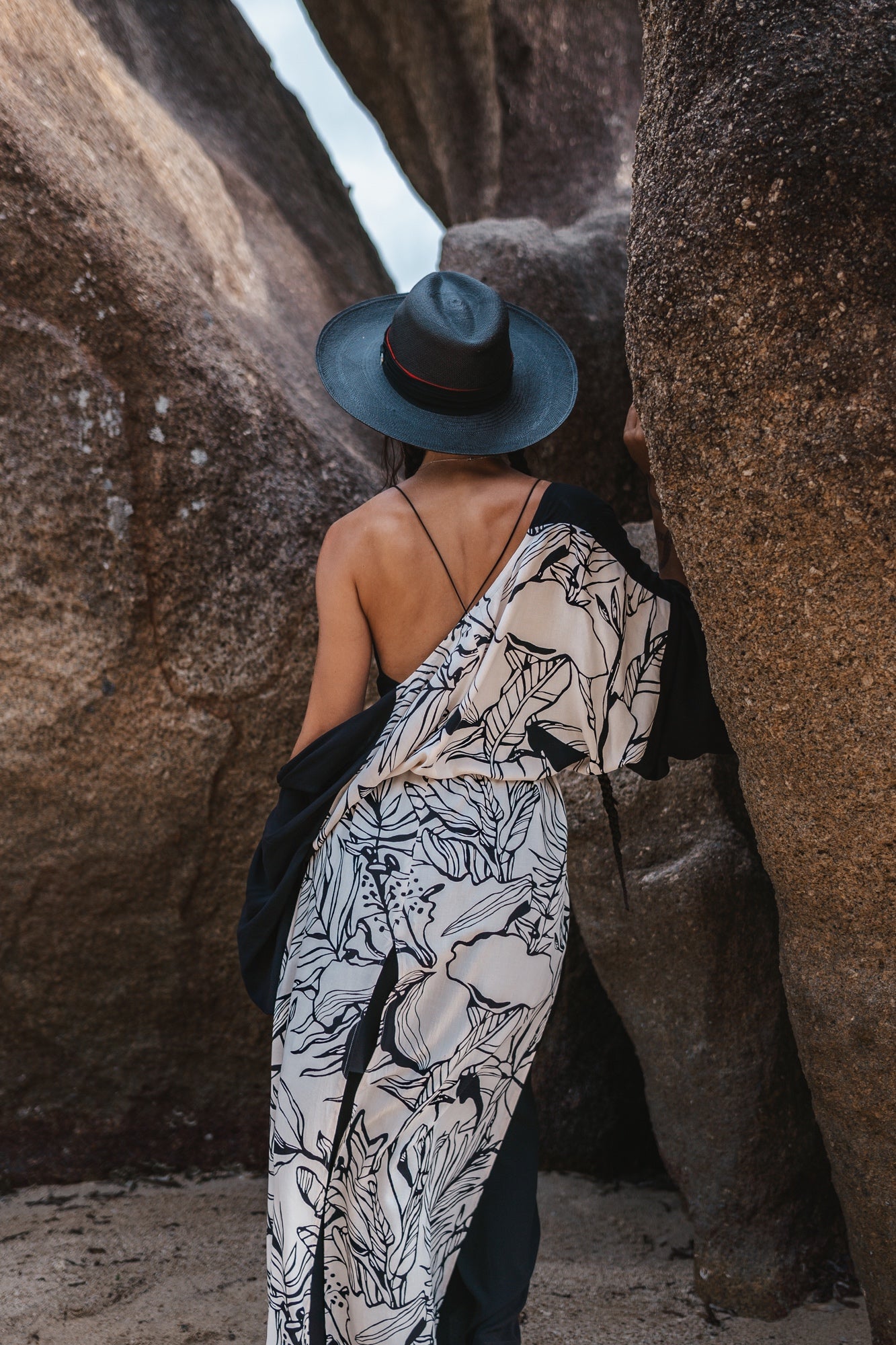 Women black maxi kimono