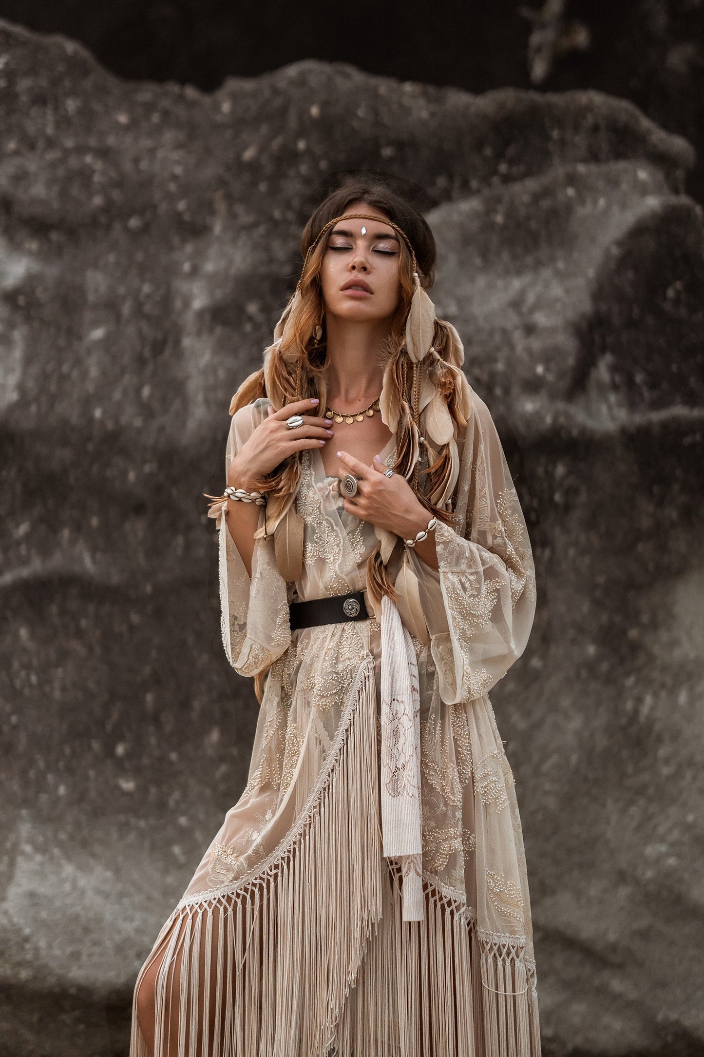 Beige headpiece with feathers