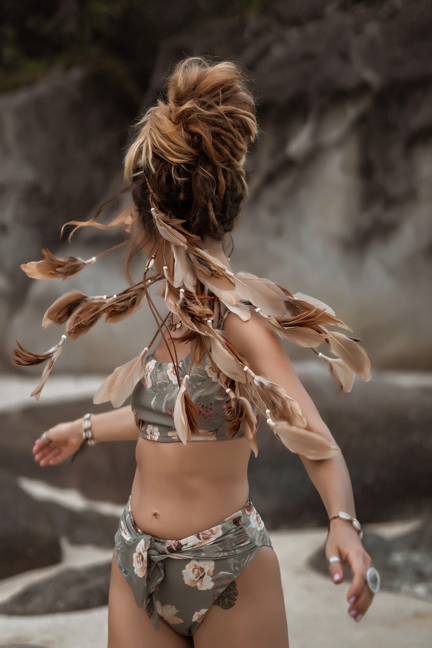 Beige headpiece with feathers