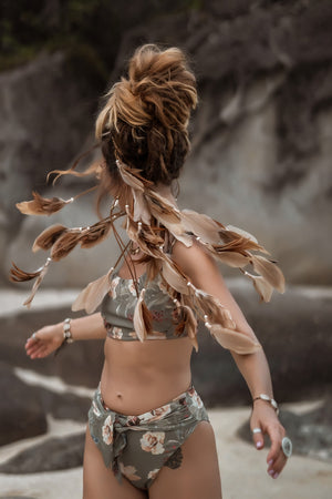 Beige headpiece with feathers