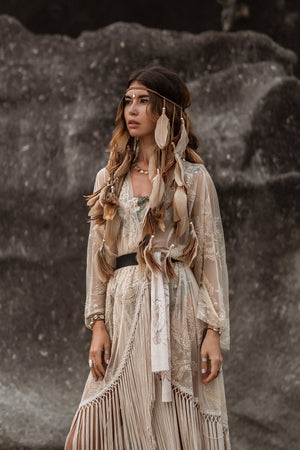 Beige headpiece with feathers