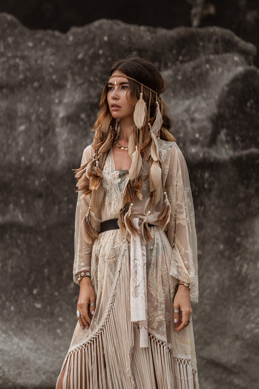 Beige headpiece with feathers